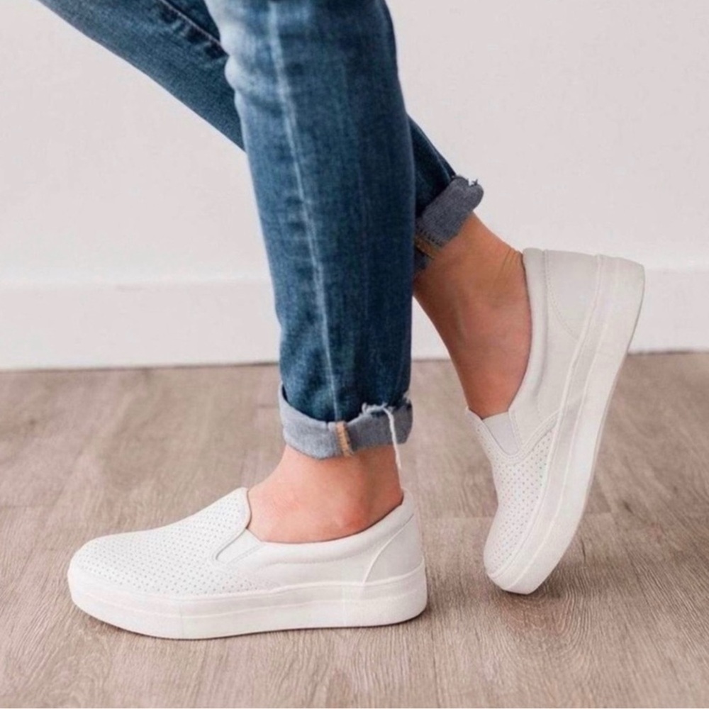 Slip-on Perforated Comfy Sneakers Loafer White Faux Leather Women Size 7 NIB